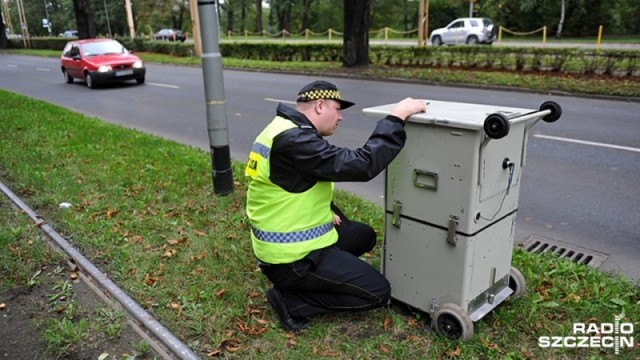 Piraci drogowi, których fotoradary złapią jeszcze przed końcem roku, będą musieli zapłacić. I to mimo zmiany przepisów od nowego roku - tak wynika ze stanowiska Ministerstwa Spraw Wewnętrznych i Administracji.