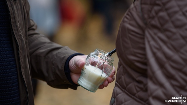 Święta to nie tylko pieczenie, gotowanie i zakupy na ostatnią chwilę - przekonują szczecinianie, którzy znaleźli w czwartek czas na zapalenie zniczy na grobach bliskich.