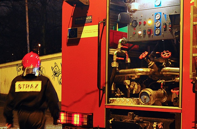 Jedna osoba zginęła w pożarze w Kołobrzegu. Po godzinie 22 ogień pojawił się w przybudówce budynku mieszkalnego przy ulicy Trzebiatowskiej.