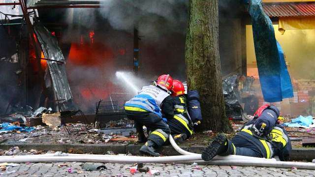 Strażacy ugasili punkt sprzedaży fajerwerków przy ulicy Wojska Polskiego w Świnoujściu.