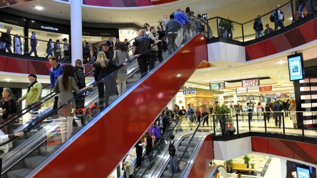 Nawet 70 procent taniej niż przed świętami za zakupy w galeriach handlowych. Sklepy przyciągają tłumy klientów wielkimi wyprzedażami. Ale przeceny nie zawsze są prawdziwe.