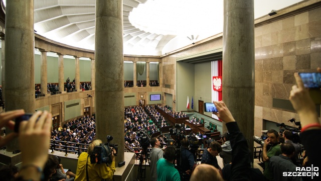 Jak informuje portal wPolityce.pl, zmienione zostaną zasady wyboru rad nadzorczych TVP i Polskiego Radia. Członków będzie wskazywał właściciel, czyli minister skarbu. Obecnie wybierają ich ministrowie skarbu i kultury oraz Krajowa Rada Radiofonii i Telewizji.