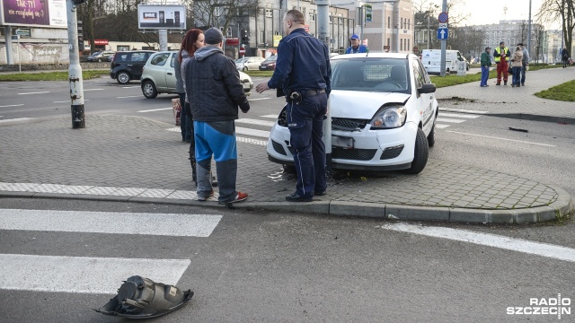 Korek na wjeździe do centrum Szczecina. Auta stoją od ul. Wyszyńskiego do Mostu Długiego.