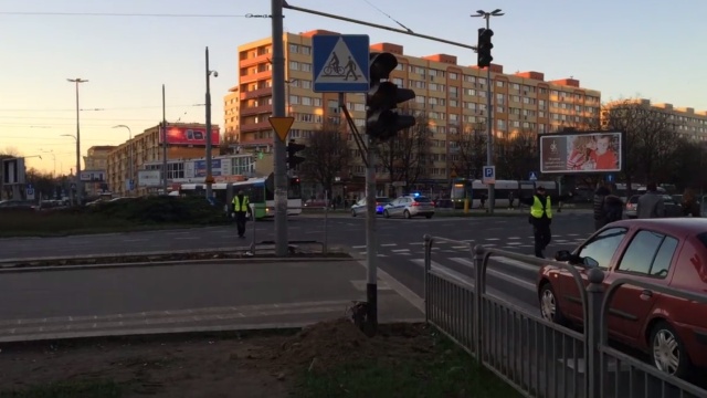 Na Placu Rodła w Szczecinie od godziny 15 nie działały światła, ale kierowcom i pieszym pomagali policjanci z drogówki. Awaria została usunięta przed godziną 17. Jest bezpieczniej, ale korków nie brakuje.