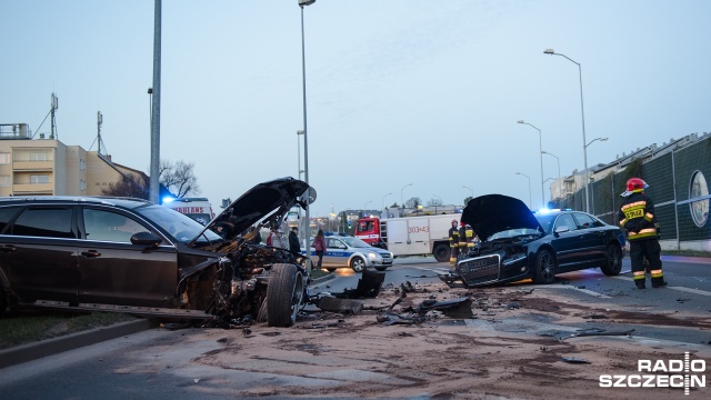 Dwa samochody osobowe zderzyły się w pobliżu skrzyżowania ul. Krasińskiego i Zakopiańskiej w Szczecinie. Do wypadku doszło w czwartek przed godz. 15. Kobieta, która kierowała jednym z aut, została ranna i trafiła do szpitala.