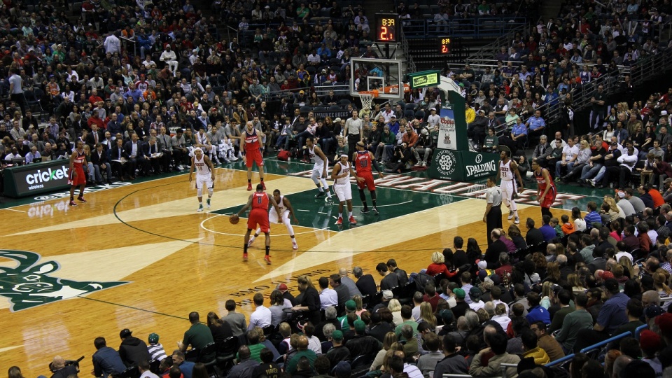 Marcin Gortat mimo dobrego występu, nie zaliczy meczu do udanych. Jego drużyna Washington Wizards przegrała z Milwaukee Bucks 85:91. Fot. Jan Pachlowski [Radio Szczecin]