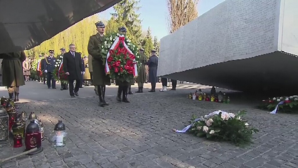 Zgromadzeni na Powązkach oddali hołd zmarłym minutą ciszy. Odczytywano listę ofiar katastrofy, padła też salwa honorowa ku pamięci tych, którzy zginęli. Fot. TVN24/x-news
