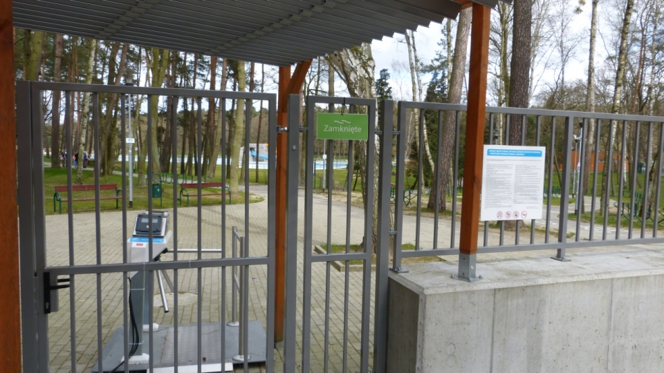 Boiska do siatkówki, skatepark i plac zabaw dla dzieci są nieczynne, bo na Arkonce trwają przygotowania do sezonu - tak Zakład Usług Komunalnych w Szczecinie tłumaczy zamknięte bramy kompleksu sportowo-rekreacyjnego. Fot. Tobiasz Madejski [Radio Szczecin]