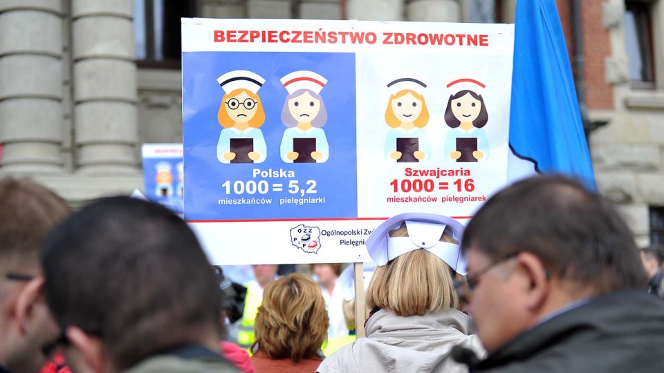 Protest pielęgniarek i położnych przed Zachodniopomorskim Urzędem Wojewódzkim w Szczecinie. Fot. Łukasz Szełemej [Radio Szczecin]