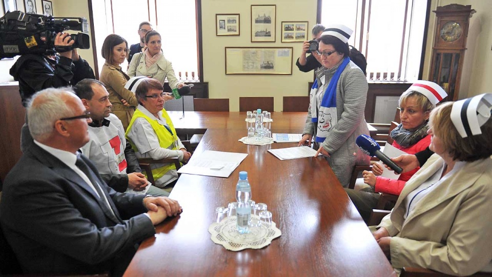 Protest pielęgniarek i położnych przed Zachodniopomorskim Urzędem Wojewódzkim w Szczecinie. Fot. Łukasz Szełemej [Radio Szczecin]