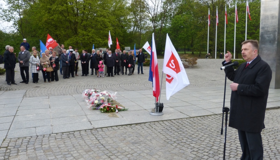 W obchodach 1 Maja przed Pomnikiem Czynu Polaków wzięło udział około stu osób. Fot. Kamil Nieradka [Radio Szczecin]