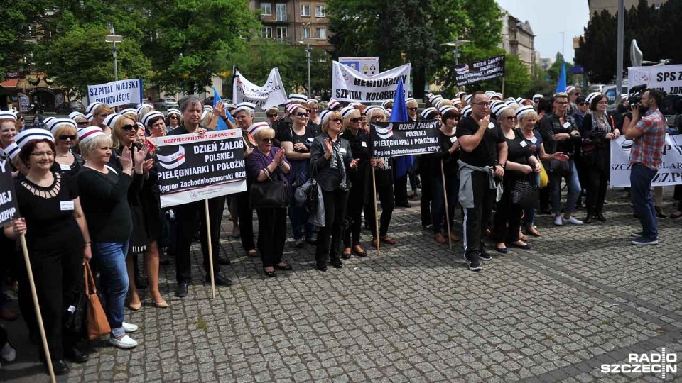 Protest pielęgniarek i położnych w Szczecinie. Fot. Łukasz Szełemej [Radio Szczecin]