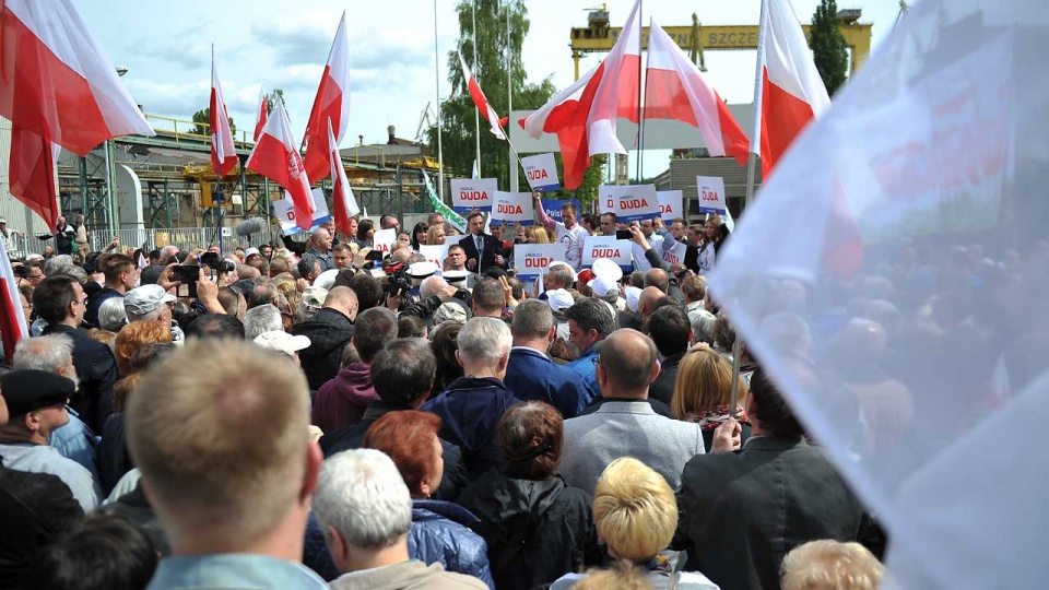 Andrzej Duda przyjechał w poniedziałek do Szczecina. Kandydat Prawa i Sprawiedliwości przemawiał przed główną bramą byłej Stoczni Szczecińskiej. Fot. Łukasz Szełemej [Radio Szczecin]