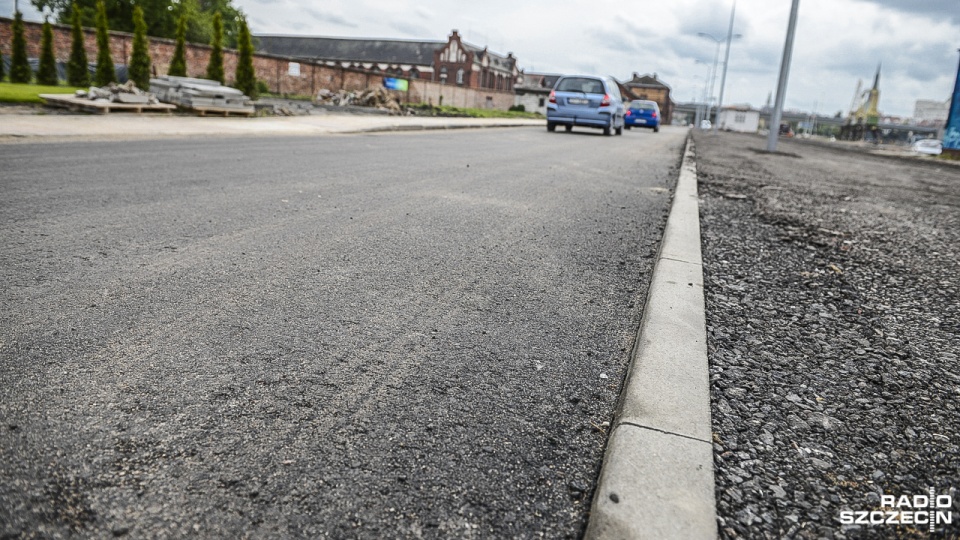 Zarząd Dróg i Transportu Miejskiego w Szczecinie wyremontował drogę do Starej Rzeźni na szczecińskiej Łasztowni. Fot. Jarosław Gaszyński [Radio Szczecin]