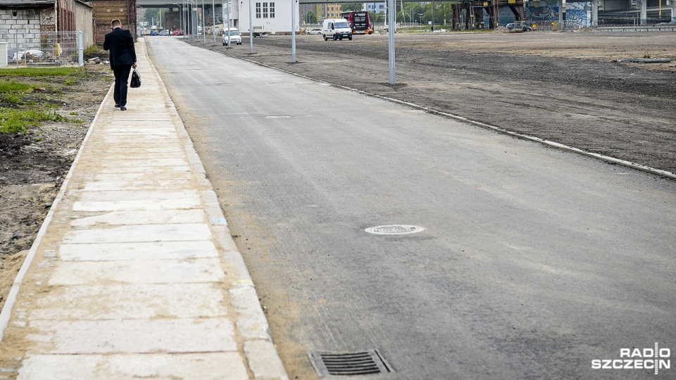 Zarząd Dróg i Transportu Miejskiego w Szczecinie wyremontował drogę do Starej Rzeźni na szczecińskiej Łasztowni. Fot. Jarosław Gaszynski [Radio Szczecin]