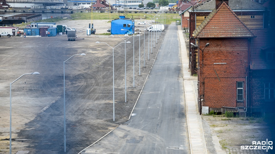 Zarząd Dróg i Transportu Miejskiego w Szczecinie wyremontował drogę do Starej Rzeźni na szczecińskiej Łasztowni. Fot. Jarosław Gaszyński [Radio Szczecin]