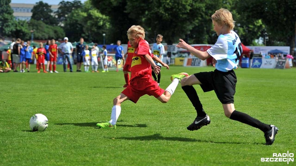 42 zespoły, ponad czterysta dzieciaków z 11 gmin rywalizuje ze sobą na stadionie Pogoni Szczecin w ramach finału Mini Mundialu. Fot. Łukasz Szełemej [Radio Szczecin]