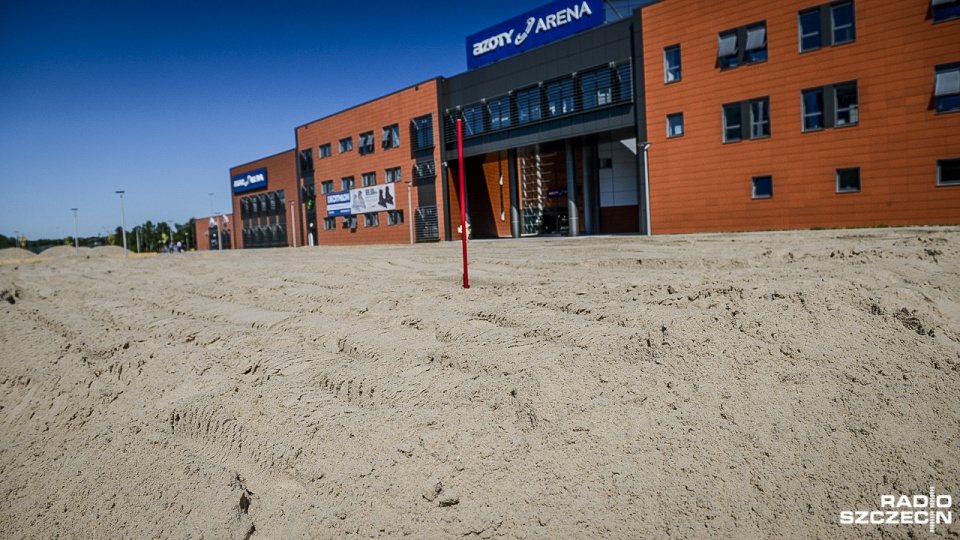 Piaszczyste boiska przed halą Azoty Arena. Fot. Jarosław Gaszyński [Radio Szczecin/Archiwum]