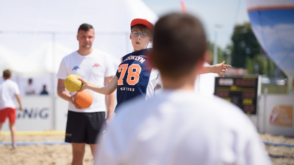 Setka uczniów szczecińskich szkół podstawowych zaliczyła w piątek lekcję gry w piłkę ręczną na piasku. Fot. Konrad Nowak [Radio Szczecin]