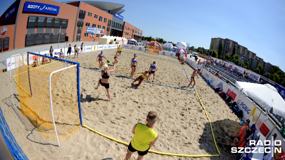 Za nami pierwszy dzień finałowego turnieju o Mistrzostwo Polski w piłce ręcznej plażowej kobiet i mężczyzn w ramach PGNiG Polish Beach Handball Tour 2015. Fot. Jarosław Gaszyński [Radio Szczecin]