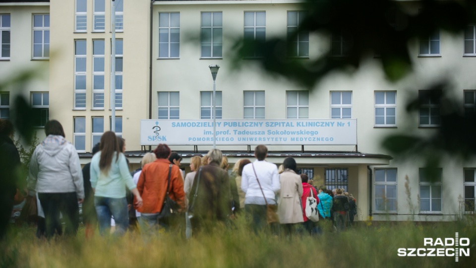 Prostest pielęgniarek pod szpitalem przy ulicy Unii Lubelskiej w Szczecinie. Fot. Konrad Nowak [Radio Szczecin]