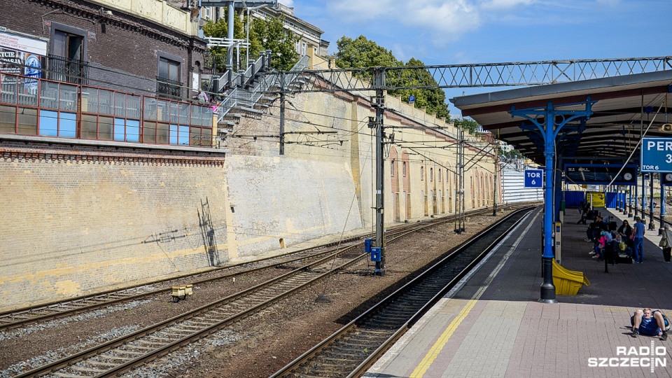 Mur oporowy na dworcu Szczecin Główny po niedawno zakończonej rewitalizacji składa się teraz z tysięcy wielokolorowych cegieł. Fot. Jarosław Gaszyński [Radio Szczecin/Archiwum]