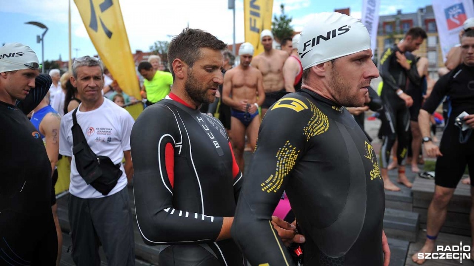 Pływanie, kolarstwo i bieg - na dwóch morderczych dystansach 56 lub 112 kilometrów. Takie wyzwanie podjęło w Szczecinie ponad 450 triathlonistów. Fot. Łukasz Szełemej [Radio Szczecin]