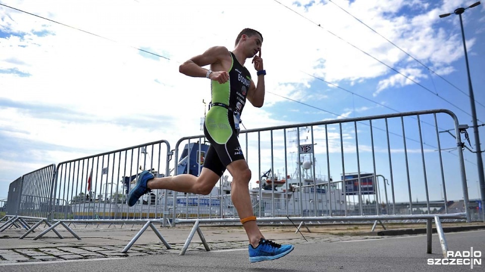 Pływanie, kolarstwo i bieg - na dwóch morderczych dystansach 56 lub 112 kilometrów. Takie wyzwanie podjęło w Szczecinie ponad 450 triathlonistów. Fot. Łukasz Szełemej [Radio Szczecin]