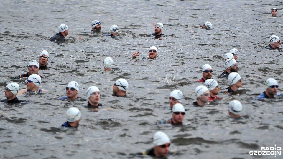 Pływanie, kolarstwo i bieg - na dwóch morderczych dystansach 56 lub 112 kilometrów. Takie wyzwanie podjęło w Szczecinie ponad 450 triathlonistów. Fot. Łukasz Szełemej [Radio Szczecin]