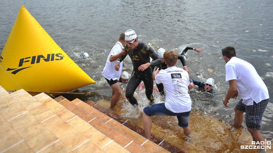 Pływanie, kolarstwo i bieg - na dwóch morderczych dystansach 56 lub 112 kilometrów. Takie wyzwanie podjęło w Szczecinie ponad 450 triathlonistów. Fot. Łukasz Szełemej [Radio Szczecin]