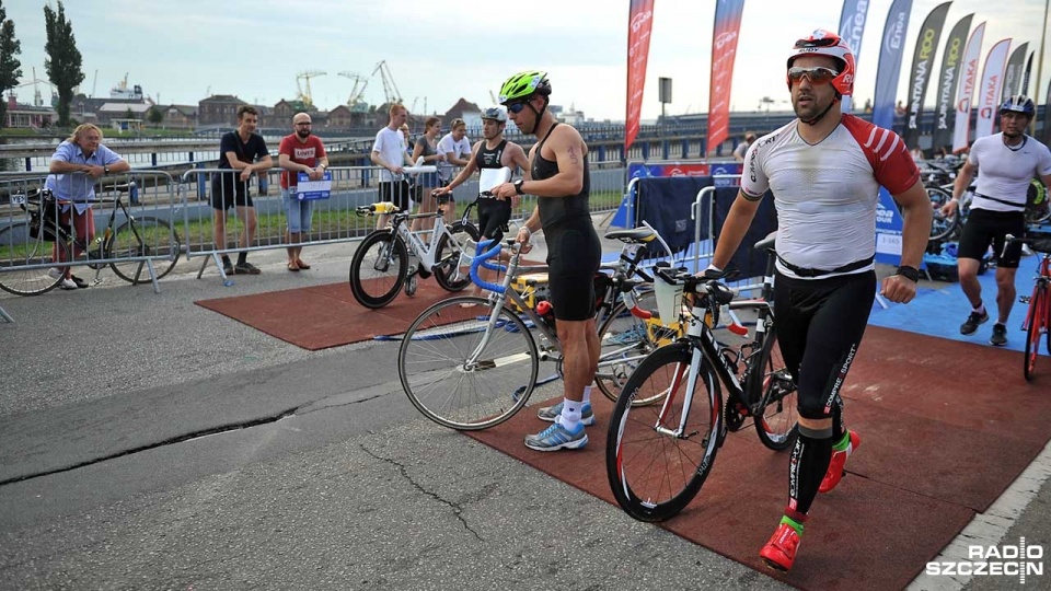 Pływanie, kolarstwo i bieg - na dwóch morderczych dystansach 56 lub 112 kilometrów. Takie wyzwanie podjęło w Szczecinie ponad 450 triathlonistów. Fot. Łukasz Szełemej [Radio Szczecin]