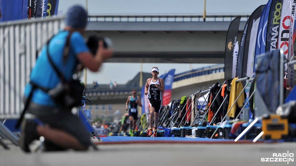 Pływanie, kolarstwo i bieg - na dwóch morderczych dystansach 56 lub 112 kilometrów. Takie wyzwanie podjęło w Szczecinie ponad 450 triathlonistów. Fot. Łukasz Szełemej [Radio Szczecin]