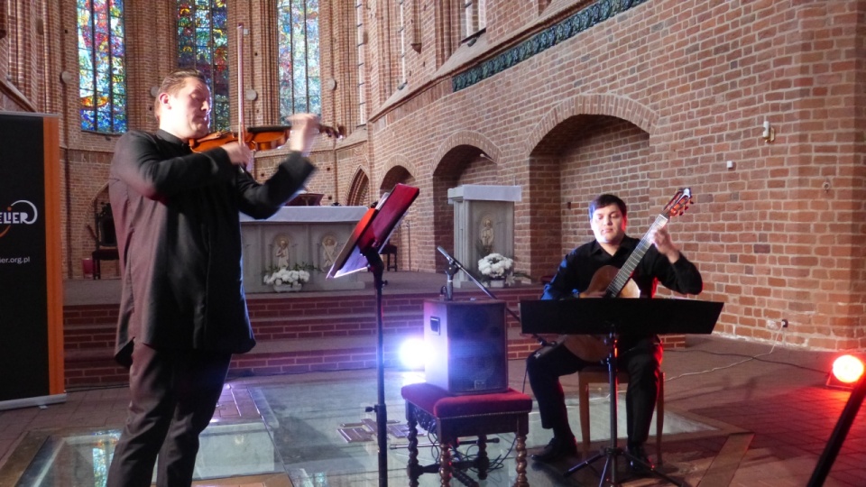 W czwartek wieczorem w kościele św. Jana Ewangelisty wystąpili: skrzypek Jakub Rabizo oraz gitarzysta Jakub Kościuszko. Fot. Małgorzata Frymus [Radio Szczecin]