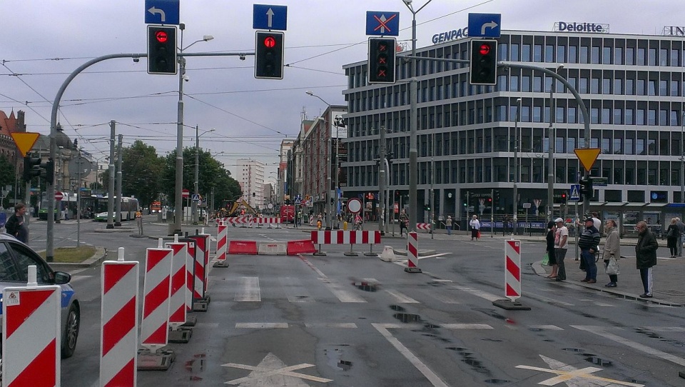 Do połowy października pozostanie zamknięta jedna strona al. Niepodległości w Szczecinie, od Bramy Portowej do pl. Żołnierza. Fot. Marek Borowiec [Radio Szczecin]