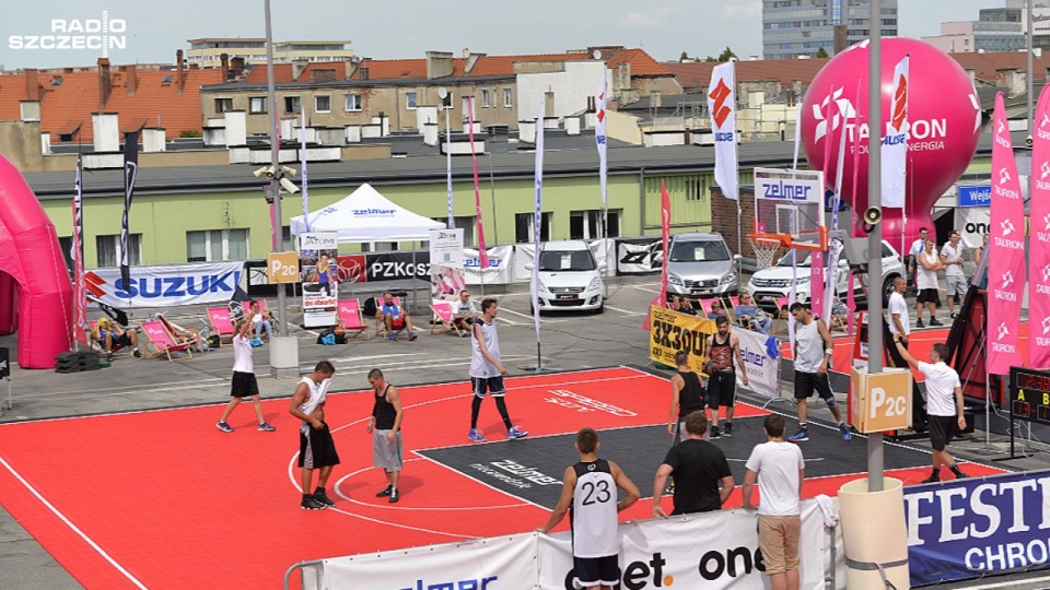 Na dachu galerii Kaskada w Szczecinie trwa finał Gryf Basket Cup. Fot. Piotr Rakowski [Radio Szczecin]