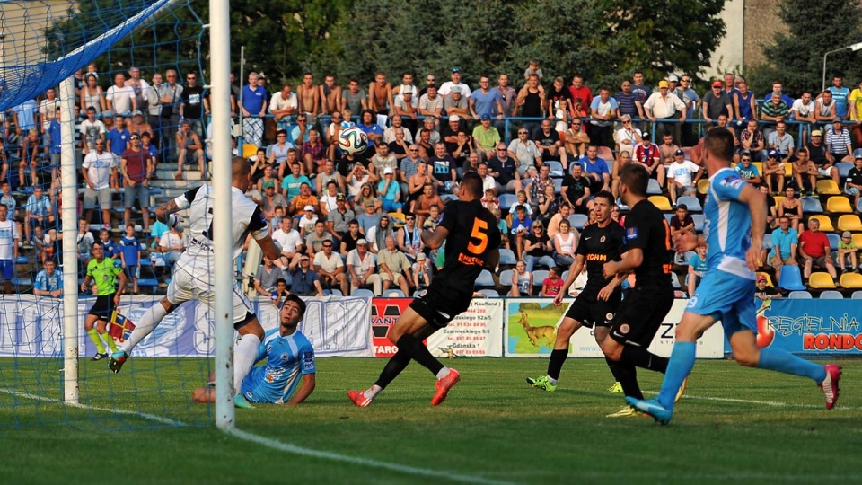 Piłkarze Błękitnych Stargard Szczeciński przegrali na własnym stadionie z Zagłębiem Lubin 2:4 (1:0) w w 1/16 finału Pucharu Polski. Fot. Łukasz Szełemej [Radio Szczecin]