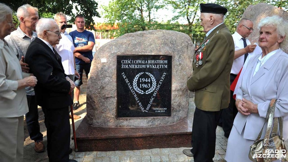 Wmurowaną w kamień tablice poświęconą Żołnierzom Wyklętym odsłonięto w sobotę przy kościele pod wezwaniem Najświętszej Marii Panny. Zrobili to Andrzej Kiszka pseudonim "Dąb" (z prawej) i Wiktor Sumiński pseudonim "Kropidło" (z lewej). Fot. Łukasz Szełemej