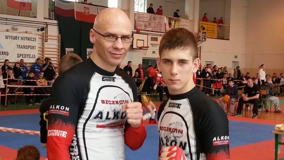 Kickbokser klubu Cholew-Sport Police, Sebastian Samiła, zdobył dwa medale w Mistrzostwach Europy Kadetów i Juniorów w kickboxingu, które w piątek zakończyły się w hiszpańskim San Sebastian. Fot. Archiwum prywatne