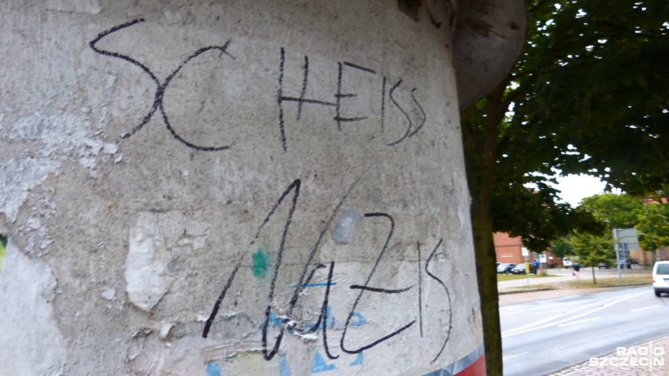 - Dobrze, że wiszą takie plakaty, ale nie chcę mówić dlaczego tak sądzę - komentuje mieszkanka miasta. Fot. Paweł Sip [Radio Szczecin]