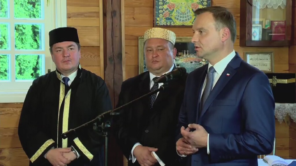 Podczas spotkania w zabytkowym meczecie w Bohonikach na Podlasiu prezydent Andrzej Duda zabrał też głos w sprawie imigrantów, którzy wkrótce trafią do naszego kraju. Fot. TVN24/x-news