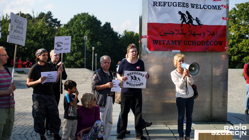 Manifestacja poparcia dla uchodźców odbyła sie pod Pomnikiem Czynu Polaków w Szczecinie. Fot. Konrad Nowak [Radio Szczecin]