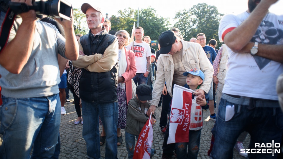 Manifestacja przeciwko przyjmowaniu imigrantów z Bliskiego Wschodu. Fot. Konrad Nowak [Radio Szczecin]