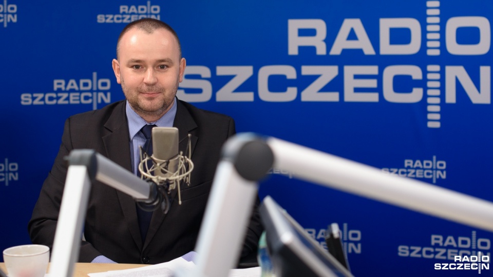 Radny wojewódzki PiS Paweł Mucha bagatelizuje błąd rachunkowy w uzasadnieniu do projektu ustawy Andrzeja Dudy. Fot. Konrad Nowak [Radio Szczecin]