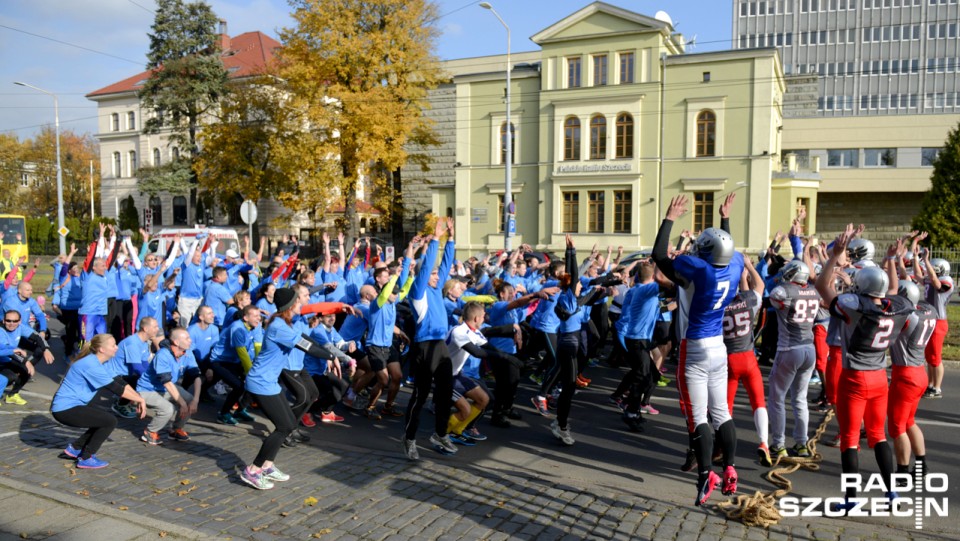 Około 300 osób zapisało się do startu w urodzinowym biegu o puchar Radia Szczecin, który kilka minut po 12 wystartował z Jasnych Błoni. Fot. Jarosław Gaszyński [Radio Szczecin]