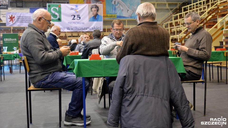 W hali OSiR-u przy ul. Pierwszej Brygady rozpoczął się dziś 25. Memoriał Janiny Wielkoszewskiej. Bierze w nim udział kilkuset zawodników. Fot. Łukasz Szełemej [Radio Szczecin]