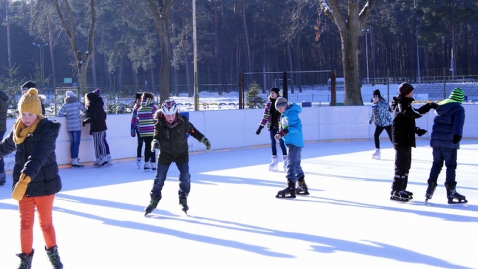 Łyżwiarze mogą już ślizgać się na lodowisku uruchomionym na goleniowskim stadionie miejskim przy ul. Sportowej. Fot. www.goleniow.pl