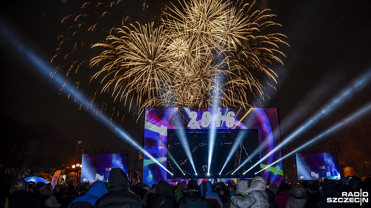Szczecinianie przywitają 2018 rok tradycyjnie na Jasnych Błoniach. Od godziny 21.00 do północy towarzyszyć nam będą m.in. koncerty zespołów LOKA i VIDEO oraz pokaz sztucznych ogni.
