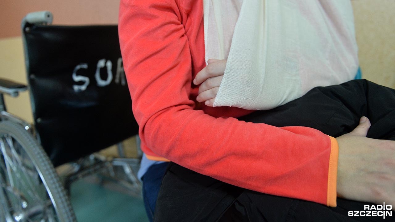 Już kilkadziesiąt razy od rana szczecińskie Pogotowie Ratunkowe wyjeżdżało do zdarzeń spowodowanych gołoledzią na drogach i chodnikach. Te w wielu miejscach wciąż pokrywa gołoledź.