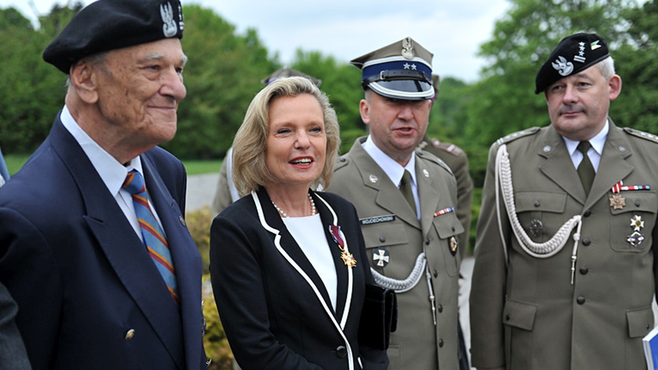 W Edynburgu osłonięto tablicę z podziękowaniem dla Szkotów za gościnę i dla tych Polaków, którzy na emigracji kultywowali na Wyspach ideę niepodległej Polski. Tablicę umieszczono w katolickiej katedrze pw. Najświętszej Maryi Panny.