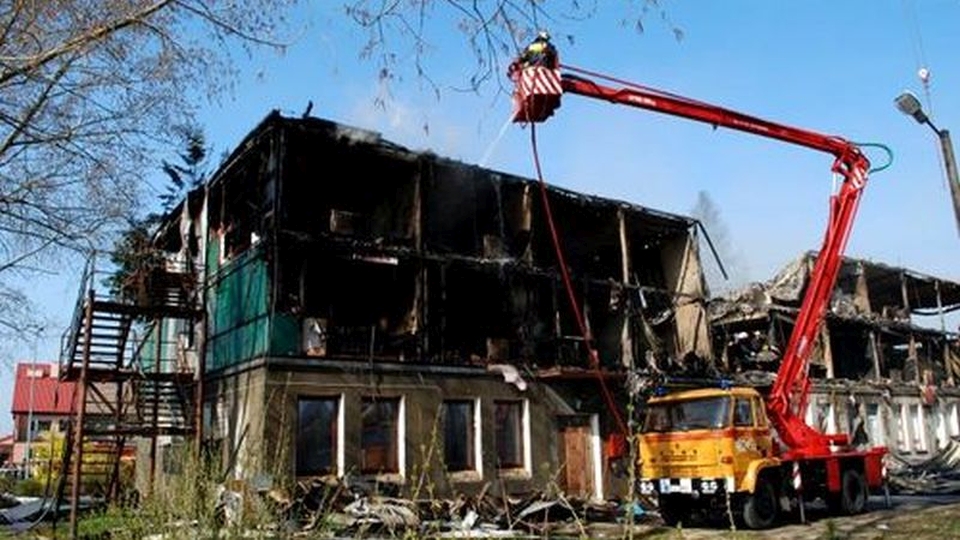 Mija 8 lat od tragicznego pożaru hotelu socjalnego w Kamieniu Pomorskim. Zginęły w nim 23 osoby, w tym 13 dzieci. W związku z przypadającą rocznicą władze Kamienia Pomorskiego złożyły w czwartek kwiaty przy krzyżu postawionym na miejscu pogorzeliska.
